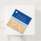 Donkerblauwe strandhuwelijk 2 harten in het zand bedankjes labels (In situ)