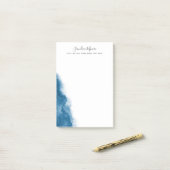 Donkerblauwe waterverf gepersonaliseerde naam post-it® notes (Op bureau)