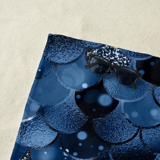 Donkerblauwe zeemeermineschubben strandlaken (In situ)