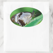 Donkerbruin en grijze vlinder ovale sticker (Tas)