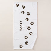 Donkerbruin verf drukt de persoonlijke hondennaam  badhanddoek (Badhanddoek)