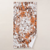 Donkerbruine achtergrond. Zwart wit sinaasappel o Badhanddoek (Badhanddoek)