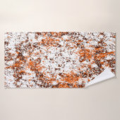 Donkerbruine achtergrond. Zwart wit sinaasappel o Badhanddoek (Badhanddoek)