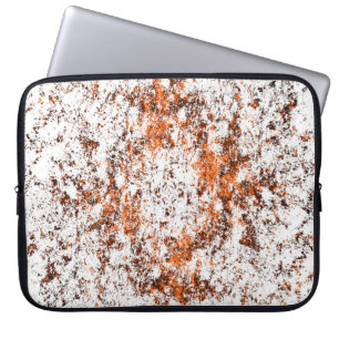 Donkerbruine achtergrond. Zwart wit sinaasappel o Laptop Sleeve