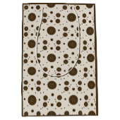 Donkerbruine micro bloem beige medium cadeauzakje (Voorkant)