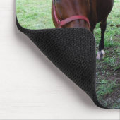 Donkerbruine paarden op weiland muismat (Hoek)