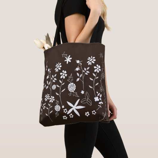Donkerbruine zak met witte bloemen tote bag (Dichtbij)