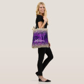 donkerdonker paars goudfaux glitter monogram tote bag (Op model)