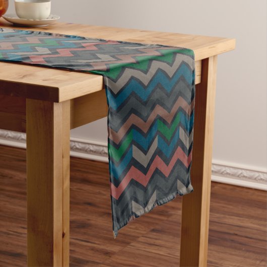 Donkere aarde boslandschap zigzag chevron korte tafelloper (Voorbeeld)