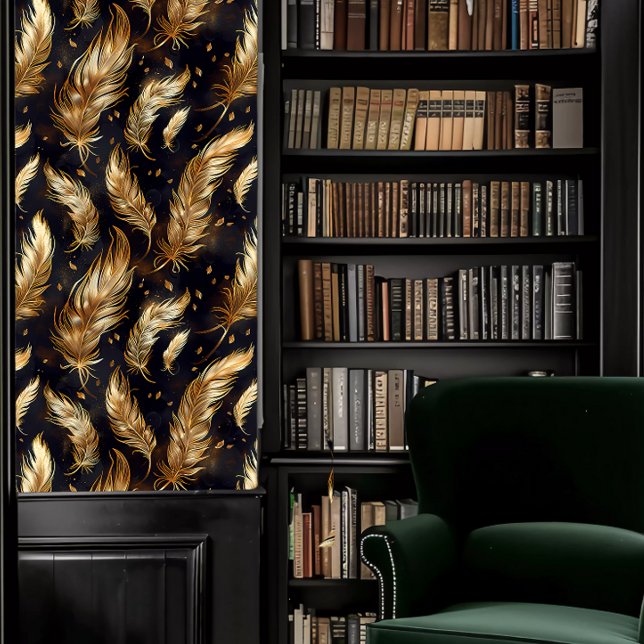 Donkere Academia Black en Gold Feathers Behang (Dark Academia Black and Gold Feathers Wallpaper in a library.)