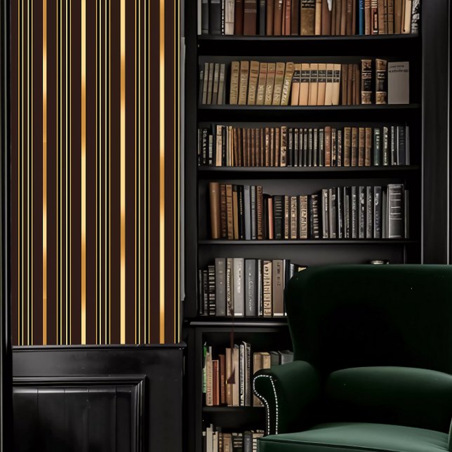 Donkere Academia Bruin en Goud Gestreept Behang (Dark Academia Brown and Gold Striped Wallpaper in a library.)