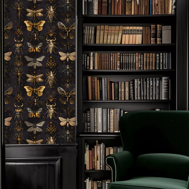 Donkere Academia Bruin en Gouden Insectenstrepen Behang (Dark Academia Brown and Gold Insect Stripes Wallpaper in a library.)