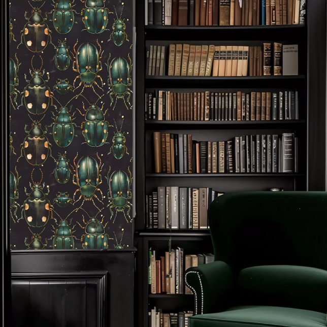 Donkere Academia Grote Groene Kevers Behang (Dark Academia Large Green Beetles Wallpaper in a library.)