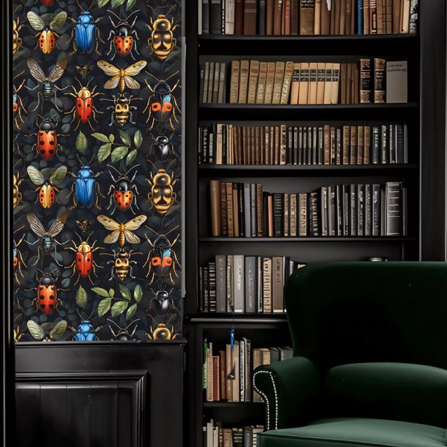 Donkere Academia Kleurrijke Insecten Behang (Dark Academia Colorful Insects Wallpaper in a library.)