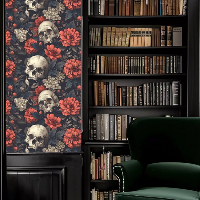 Donkere Academia Skulls met Bourgondische bloemen Behang (Dark Academia Skulls with Burgundy Flowers Wallpaper in a library.)