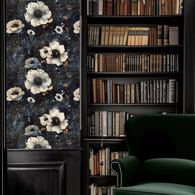 Donkere Academia Spinnenwebben met Witte Bloemen Behang (Dark Academia Spider Webs with White Flowers Wallpaper in a library.)