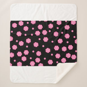 Donkere achtergrond heldere gestileerde roze bloem sherpa deken