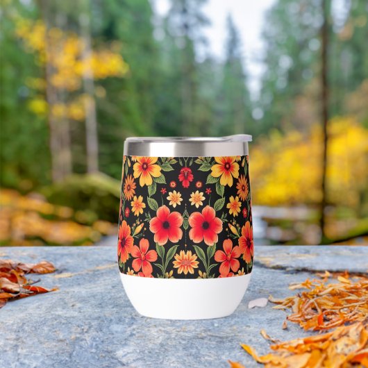 Donkere achtergrond Kleurrijke wilde bloemen (Buiten)