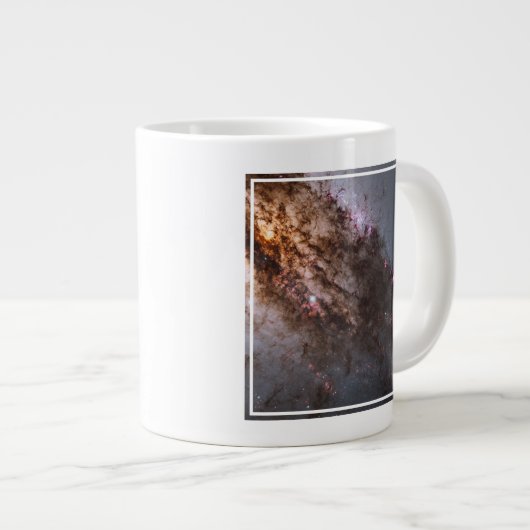 Donkere banen van stof doorkruisen Centaurus A Gal Grote Koffiekop (Voorkant rechts)