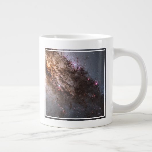 Donkere banen van stof doorkruisen Centaurus A Gal Grote Koffiekop (Rechts)