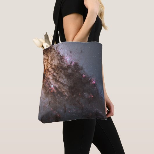 Donkere banen van stof doorkruisen Centaurus A Gal Tote Bag (Dichtbij)