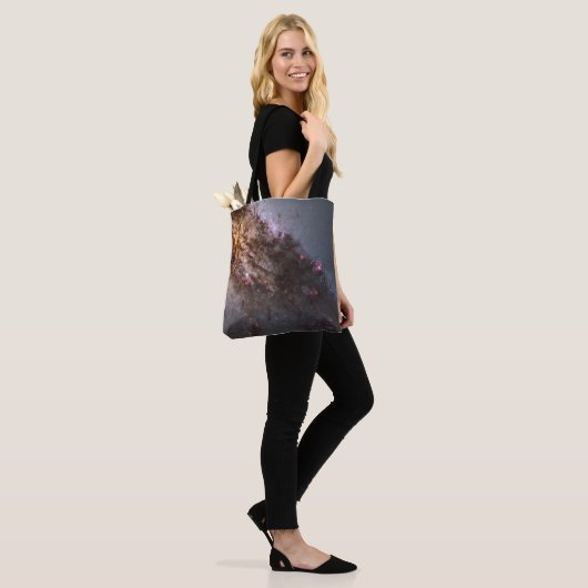 Donkere banen van stof doorkruisen Centaurus A Gal Tote Bag (Op model)