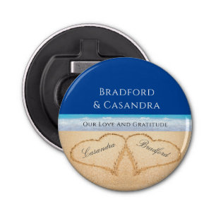 Donkere blauwe strand bruiloft 2 Harten in zand Button Flesopener