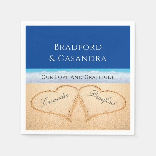 Donkere blauwe strand bruiloft 2 Harten in zand Servet (Voorkant)