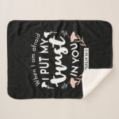 Donkere bloemen Christelijke kunst - Psalm 56:3 Sherpa Deken (Voorkant (horizontaal))