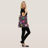 Donkere Bloempatroon Kunst Tote Tas (Op model)