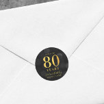 Donkere Bokeh Gold Cheers tot 80 jaar verjaardag Ronde Sticker<br><div class="desc">Chic 80th Birthday sticker met de woorden "Cheers to 80 Years" in faux gouden folie tegen een donkergrijze lichtpatroonachtergrond. Pas dit met uw details door de placeholder tekst te vervangen aan. Voor meer opties zoals het veranderen van de doopvont, de tekstgrootte/de kleur of het uit elkaar plaatsen tussen brieven klik...</div>