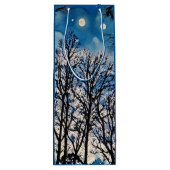 Donkere bomen tegen een blauwe lucht in mozaïek ge wijn cadeautas (Achterkant)