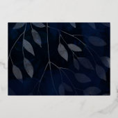 Donkere botanische legante marineblauw en zilverhu folie uitnodiging (Achterkant)