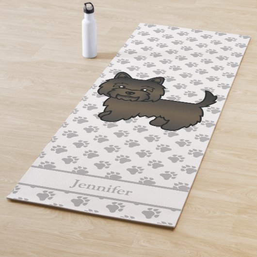 Donkere Brindle Cairn Terrier Hond Met Aangepaste Yogamat (In situ)