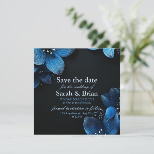 Donkere bruiloft save the date glitter blauwe bloe (Staand voorkant)