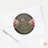 Donkere bruine-houten korrels roze rozen productet ronde sticker (Envelop)