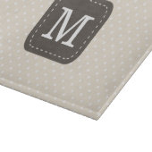 Donkere bruine monogram op beige achtergrond snijplank (Hoek)