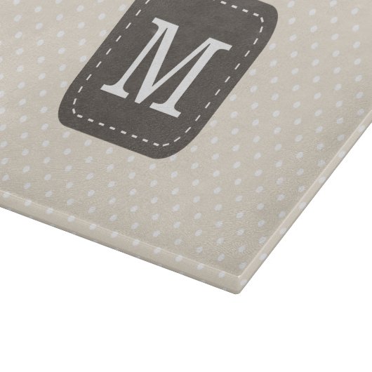 Donkere bruine monogram op beige achtergrond snijplank (Hoek)