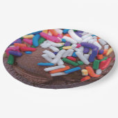 Donkere chocolade-ijs met regenboogspringen papieren bordje (Gekanteld)