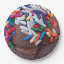 Donkere chocolade-ijs met regenboogspringen papieren bordje