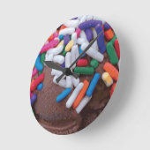 Donkere chocolade-ijs met regenboogspringen ronde klok (Hoek)