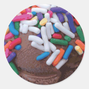 Donkere chocolade-ijs met regenboogspringen ronde sticker