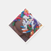 Donkere chocolade-ijs met regenboogspringen servet (Hoek)