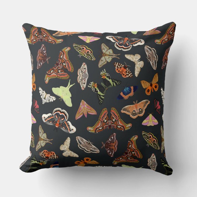 Donkere Cottagecore Moths Kussen (Voorkant)