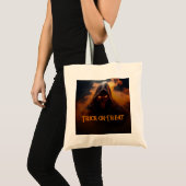 Donkere demon met oranje rook Halloween Tote Bag (Voorkant (product))