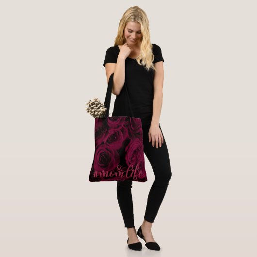 Donkere diepe rode magenta bogundy rozen mam leven tote bag (Op model)