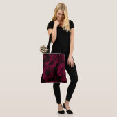 Donkere dieprode magenta rozen tote bag (Op model)