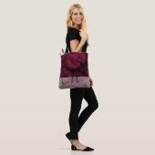 Donkere dieprode magenta rozen tote bag (Op model)