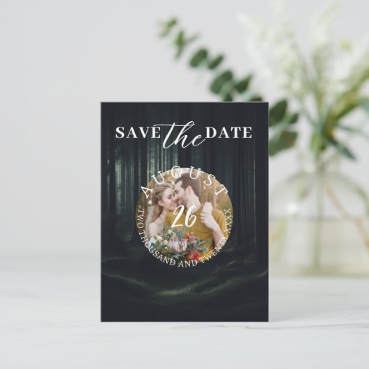 Donkere Dreigende Bosbomen bij Schemering Bewaar d Aankondigingskaart (Staand voorkant)