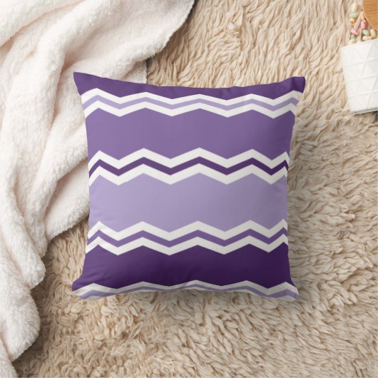 Donkere en lichte lavendel Paarse Chevron Stripes Kussen (Deken)